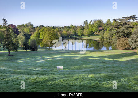 Blick von oben auf dem Rasen Amphitheater am Claremont Landschaftsgarten, Surrey. Das Amphitheater wurde um 1722 von Charles Bridgeman erstellt. Stockfoto