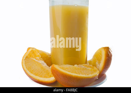 Orangensaft und Scheiben von Orange isoliert auf weiss. Stockfoto