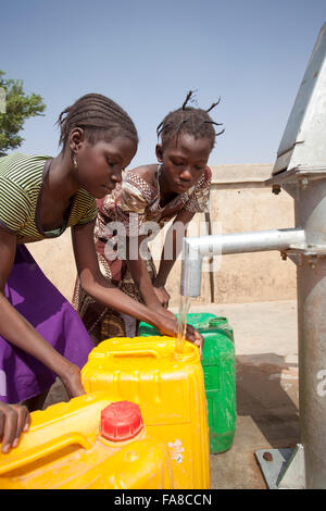 Mädchen bekommen frisches Wasser aus einem Brunnen in Kouka Abteilung in Burkina Faso, W. Afrika. Stockfoto