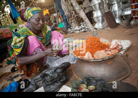 Traditionelles Gewürz Wochenmarkt in Banfora Abteilung, Burkina Faso. Stockfoto