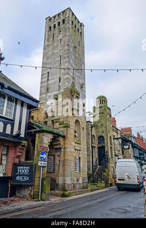 Gaskell Memorial Tower und des Königs Kaffee Haus Königstraße, Knutsford, Cheshire, England UK Stockfoto