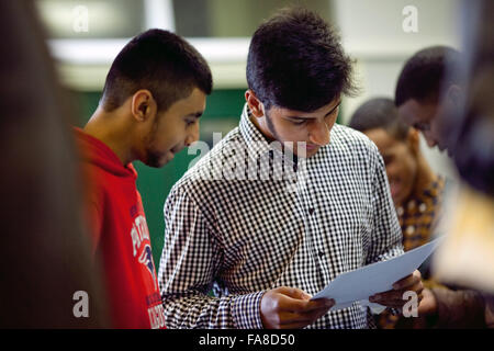 GCSE Resultate an Stretford High School, Stretford, Manchester Stockfoto