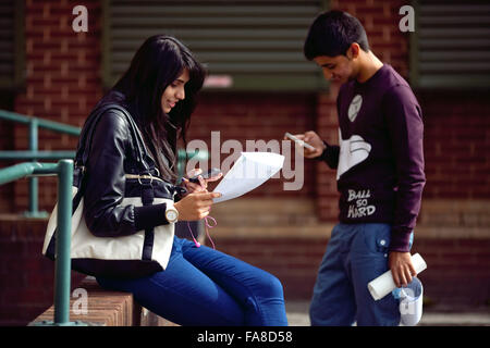 GCSE Resultate an Stretford High School, Stretford, Manchester Stockfoto