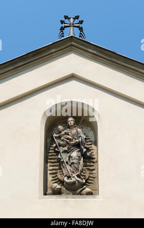 Statue der Muttergottes über das Tor der armenischen Kathedrale in Lviv Stockfoto