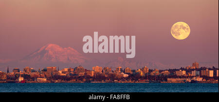 Full Moon rising hinter Mt. Baker mit Victoria Skyline-Victoria, British Columbia, Kanada. Hinweis-Digital Mond hinzugefügt. Stockfoto