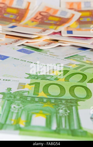 mehrere Euro-Banknoten auf einem Tisch Stockfoto