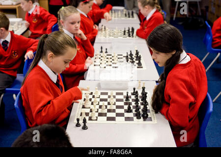 Heiliges Herz katholische Grundschule auf Hall Lane, Liverpool. Jahr 5 und 6 Schüler in einer Schach-Lektion. Stockfoto