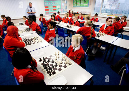 Heiliges Herz katholische Grundschule auf Hall Lane, Liverpool. Jahr 5 und 6 Schüler in einer Schach-Lektion. Stockfoto