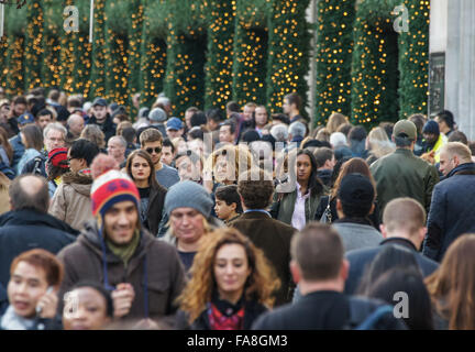 Oxford Street überflutet mit Weihnachts-Einkäufer, London England Vereinigtes Königreich UK Stockfoto