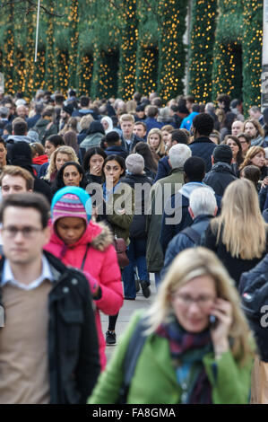 Oxford Street überflutet mit Weihnachts-Einkäufer, London England Vereinigtes Königreich UK Stockfoto