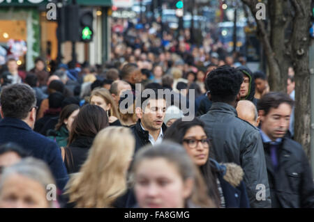 Oxford Street überflutet mit Weihnachts-Einkäufer, London England Vereinigtes Königreich UK Stockfoto