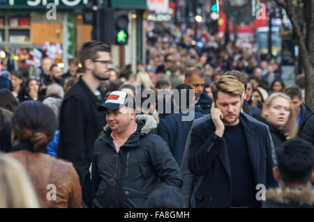 Oxford Street überflutet mit Weihnachts-Einkäufer, London England Vereinigtes Königreich UK Stockfoto