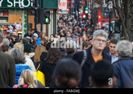 Oxford Street überflutet mit Weihnachts-Einkäufer, London England Vereinigtes Königreich UK Stockfoto