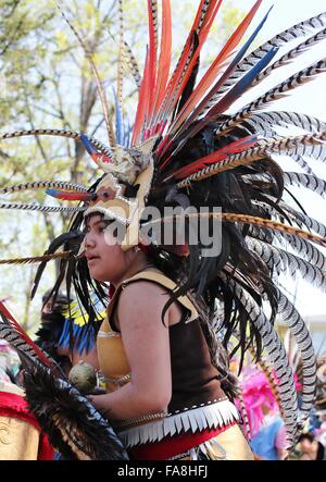 Ein Mädchen in traditionellen indianischen Kleidung, Tanz auf der Maifeiertag Parade in Minneapolis. Stockfoto