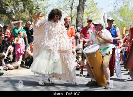 Eine lächelnde Frau tanzt auf der Maifeiertag Parade in Minneapolis. Stockfoto