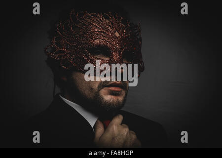 Business Man geheimnisvolle venezianische Maske mit Rüschen Stockfoto