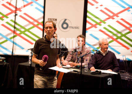 BBC Radio 5 Live-Oktoberfest in Sheffield Donnerstag Steve Lamacq DJ BBC Radio 6 Musik Stockfoto