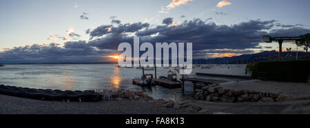 Sonnenuntergang über Yacht Segelboot Hafen am Gardasee in Italien-Panorama Stockfoto