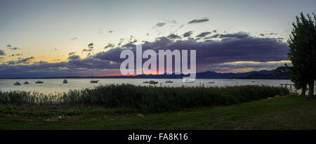 Sonnenuntergang über Yachthafen, Pier und schönen Gardasee Stockfoto