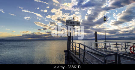 Sonnenuntergang über Pier am Gardasee In Bardolino Italien Stockfoto