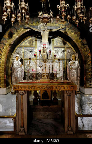 Blick auf den Altar der Kreuzigung auf der linken Seite der Kalvarienberg oder Golgatha traditionell als Ort der Kreuzigung Jesu betrachtet. Der Hauptaltar gehört der griechisch-orthodoxen, der den Fels von Golgatha 12. Station des Kreuzes enthält im Inneren der Kirche des Heiligen Grabes christlichen Viertel Altstadt Ost Jerusalem Israel Stockfoto