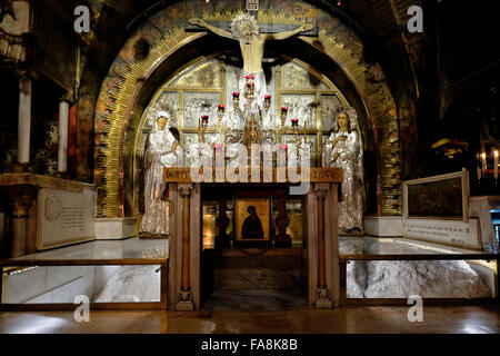 Blick auf den Altar der Kreuzigung auf der linken Seite der Kalvarienberg oder Golgatha traditionell als Ort der Kreuzigung Jesu betrachtet. Der Hauptaltar gehört der griechisch-orthodoxen, der den Fels von Golgatha 12. Station des Kreuzes enthält im Inneren der Kirche des Heiligen Grabes christlichen Viertel Altstadt Ost Jerusalem Israel Stockfoto