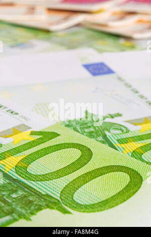 mehrere Euro-Banknoten auf einem Tisch Stockfoto
