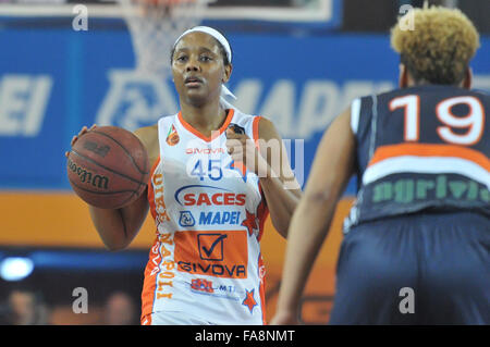 Neapel, Italien. 22. Dezember 2015. Neapel bewachen Noelle Quinn in Aktion während der Meisterschaft italienische Serie A Frauen Basketball regulären Saison Saces Mapei Napoli vs. Convergenze Battipaglia. Naples-Team gewann das Spiel. © Paola Visone/Pacific Press/Alamy Live-Nachrichten Stockfoto