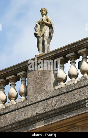 Statue auf dem Geländer der Orangerie im Belton House, Lincolnshire. Die Orangerie wurde von Wyatville entworfen und gebaut im Jahre 1819, aber die Reihe von Statuen auf der Balustrade wurde 1890 hinzugefügt. Stockfoto