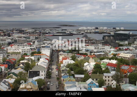 Blick von der Aussichtsplattform des Hallgrimskirkja mit Blick auf Zentrum von Reykjavik und Island Europa Hafen Stockfoto