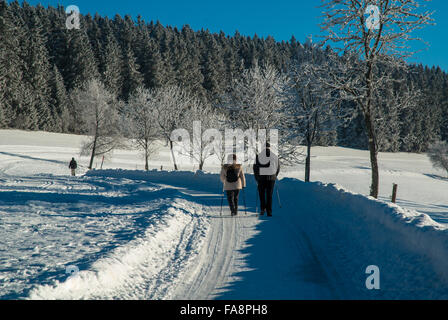 Paare, die in Winterlandscape auf tief verschneiten Straße in Feldberg in Deutschland Stockfoto