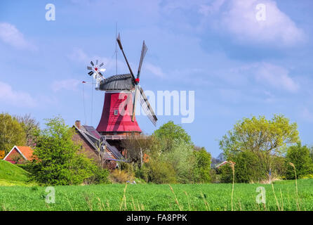 Greetsiel Rote Muehles - Greetsiel rote Windmühle 01 Stockfoto