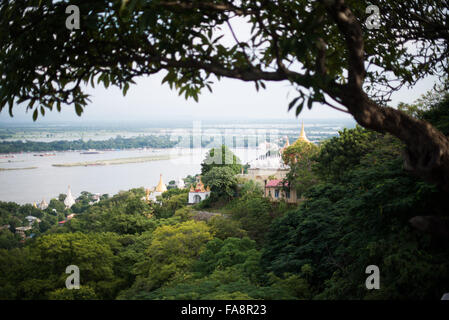 SAGAING, Myanmar – der Blick von der Soon Oo Pon Nya Shin Pagode. Die Oo Pon Nya Shin Pagoda liegt auf dem Nga-pha Hügel und ist eine von mehreren Pagoden und Tempeln im religiösen Viertel Sagaing in der Nähe von Mandalay. Die ursprüngliche Pagode stammt aus dem Jahr 674. Stockfoto