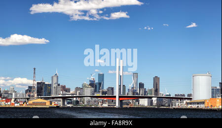 Blick von den Yarra River über Bolte Bridge auf Melbourne, Victoria, Australien, an einem sonnigen Sommertag. Stockfoto