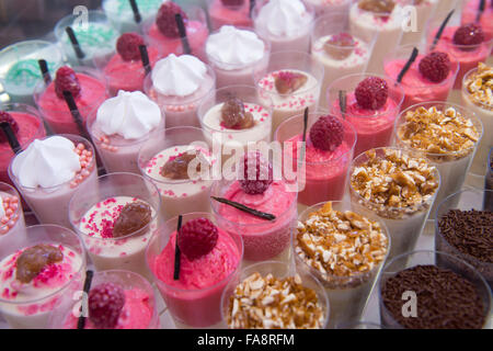 Eis-Köstlichkeiten auf dem Display an Le Glacier du Roi, eine Eisdiele befindet sich im Stadtteil Panier von Marseille, Frankreich. Stockfoto