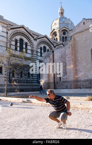 Französische Männer spielen eine Partie Boule in der Nähe der Kathedrale von Marseille in der Panier Nachbarschaft von Marseille, Frankreich. Stockfoto