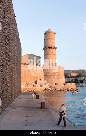 Blick auf das MUCEM Museum und das Fort Saint-Jean im Vieux-Port oder im alten Hafen von Marseille, Frankreich. Stockfoto