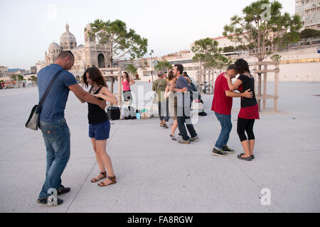 In einer brasilianischen Folklore Tanzgruppe versammeln sich am Vieux Port von der Kathedrale von Marseille zu tanzen üben. Stockfoto