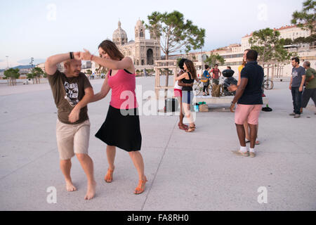 In einer brasilianischen Folklore Tanzgruppe versammeln sich am Vieux Port von der Kathedrale von Marseille zu tanzen üben. Stockfoto