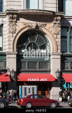 Trader Joes Lebensmittelgeschäft im historischen Adams & Co. Gebäude, NYC Stockfoto