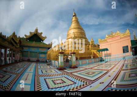 SAGAING, Myanmar – ein reich geschmückter Innenhof vor einer goldenen Stupa in der Soon Oo Pon Nya Shin Pagode. Die Oo Pon Nya Shin Pagoda liegt auf dem Nga-pha Hügel und ist eine von mehreren Pagoden und Tempeln im religiösen Viertel Sagaing in der Nähe von Mandalay. Die ursprüngliche Pagode stammt aus dem Jahr 674. Stockfoto