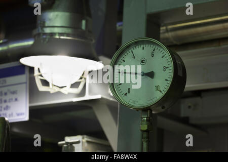 industrielle Manometer und led Nacht Lampe closeup Stockfoto