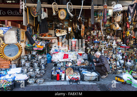 Antiquitäten, Musikinstrumente und Haushalt Itemshop angezeigt, in der Nähe der Monastiraki Flohmarkt in Athen, Griechenland Stockfoto