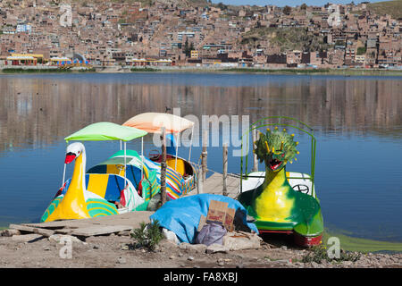 Tretboote oder Pedal Boote auf dem Titicacasee mit Tiermotiven, Puno, Peru, Südamerika Stockfoto