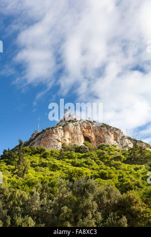 Mount Lycabettus, einem Kalkstein-Hügel mit Kiefern an seiner Basis und ein beliebtes Touristenziel in Athen, Griechenland Stockfoto