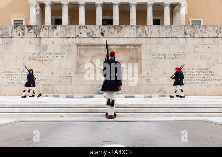 Die Presidential Wachen genannt Evzonen, am Grab des unbekannten Soldaten vor dem hellenischen Parlament (griechisch), Athen Stockfoto