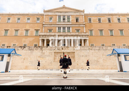 Das griechische Parlament, das griechische Parlament Gebäude in den alten königlichen Palast mit den Soldaten der Präsidentengarde, Athen Stockfoto