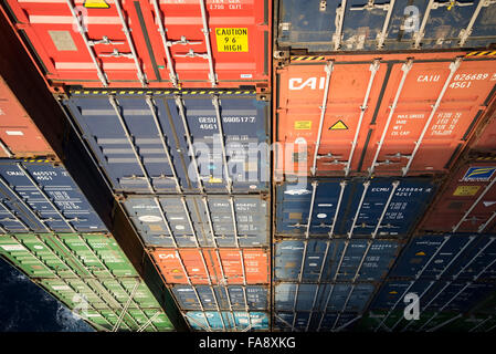 Ansicht von gestapelten Containern im Heck des Corte Real Containerschiff von hoch oben auf der Brücke auf dem Weg zum Suezkanal Stockfoto