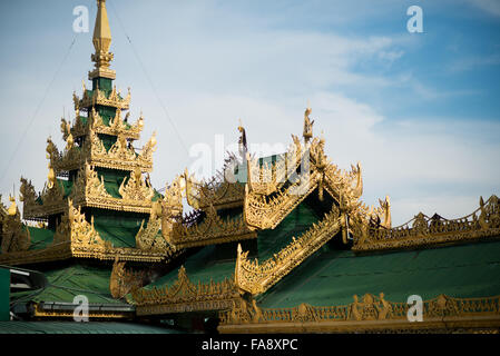Swan Oo Ponnya Shin Pagoda gestufte goldene Dächer und Turmspitze Sagaing | SAGAING, Myanmar — Mehrstufige goldene Dächer und ein Pyatthat-Turm erheben sich über die Gebethallen der Soon U Ponnya Shin Pagoda auf dem Ponnya Shin Hügel, einst bekannt als Nga Hpar Hügel oder „Froschhügel“ aufgrund seiner Form. Die Pagode erhielt Stiftungen von jeder nachfolgenden Dynastie, deren Hauptstadt ihr gegenüber am Ayeyarwady lag, von Thihathu von Pinya im frühen 14. Jahrhundert bis zu den Konbaung-Königen etwa fünf Jahrhunderte später. Stockfoto
