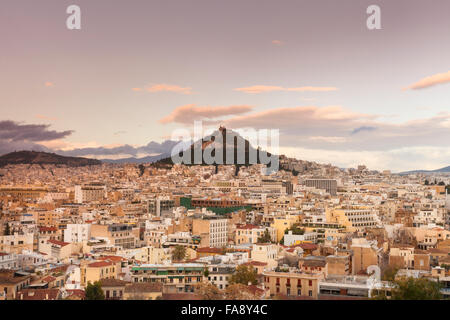 Blick auf den Sonnenuntergang über Athen in Richtung Mount Lycabettus Stockfoto